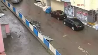 Fırtınanın Devirdiği Ağaç Otomobilin Üzerine Düştü
