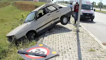 Otomobil Hız Uyarı Tabelasına Çarptı: 1 Yaralı