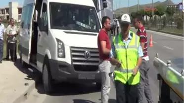 Bira Yüklü Tır, Minibüse Arkadan Çaptı: 11 Yaralı
