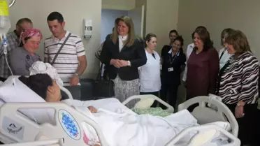 Bayan Al'dan Çiçeği Burnunda Annelere Hediye