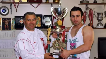 Dünya Vücut Şampiyonu, Veliahtını Yarışmalara Hazırlanıyor