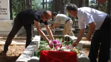 Nazmiye Demirel'in Mezarı Çiçeklerle Süslendi