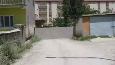 Arsa Sahibi Caddeye Duvar Örünce Vatandaş Evine Gidemedi