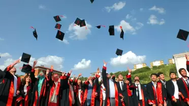 Koyulhisar Meslek Yüksekokulu'nda Mezuniyet Coşkusu