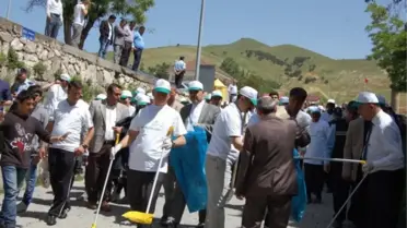 Bitlis Valisi, Sokaktaki Çöpleri Temizledi