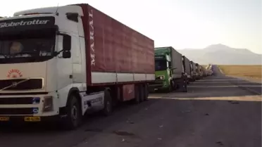 İran Sınırında Tır Kuyruğu 15 Kilometreyi Buldu