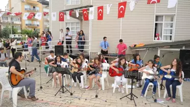 Minikler Yılsonu Şenliğinde Eğlendi