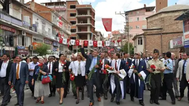 Cbü Eğitim Fakültesi ve Demirci Meslek Yüksek Okulu'nda Mezuniyet Coşkusu