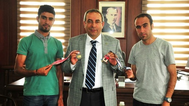 Yyü Öğrencileri Madalyalarını Rektör Prof. Dr. Battal'a Takdim Etti