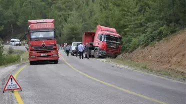 Bursa'da Tır ile Yolcu Minibüsü Çarpıştı: 19 Yaralı