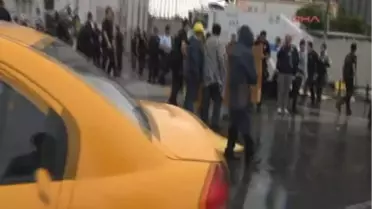 Yaralanan Polise Eylemciler Yardım Etti