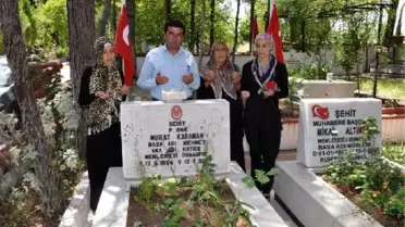 Hollandalı Kız, Şehit Nişanlısının Mezarında