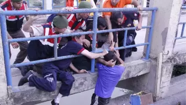 Eşinden Boşanmak İstemeyen Şahıs Ağladı