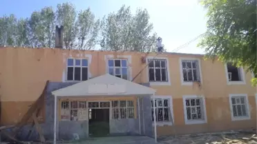 Varto'da 40 Yıllık Okulun Yıkımına Başlandı