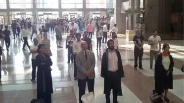 CHP'li Vekil Tanal'dan Adliyede 'Duran Adam' Eylemi