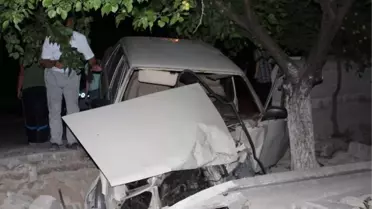Kavşakta Çarpışan Araçlar Bahçe Duvarına Daldı