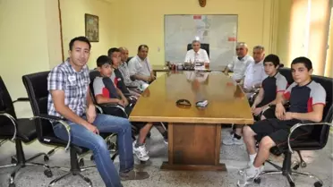 Hadi, Şampiyon Güreşcileri Kabul Etti