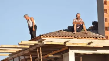 Paralarını Alamayan İşçiler Çatıda Eylem Yaptı