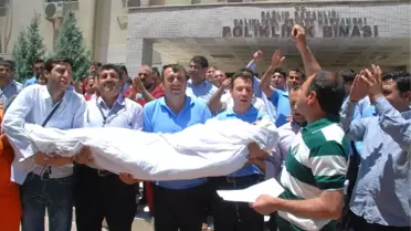 Taşeron İşçiler Kefenli Eylem Yaptı