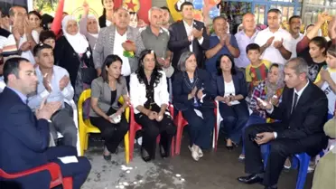 BDP Eş Başkanı Kışanak, Partilerine Katılan Ailelere Rozet Taktı