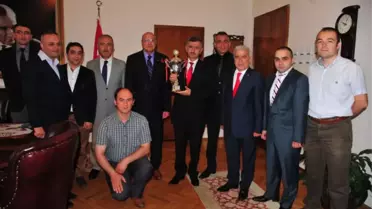 Valilik Voleybol Takımı Şampiyonluk Kupasını Makama Teslim Etti