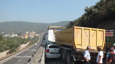 Lastiği Patlayan Tır Otomobili Ezdi