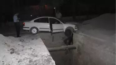 Kaza Yapan Araç Çukurda Asılı Kaldı