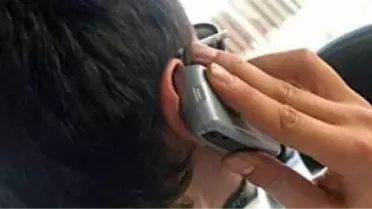 Pencerede Cep Telefonlarının Çalmasını Bekliyorlar