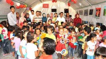 Suriyeli Mülteci Çocuklara Oyuncak Dağıtıldı