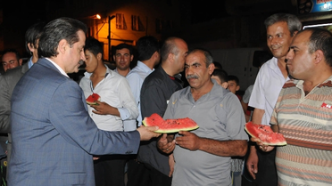 Bakan Çelik Vatandaşlara Karpuz İkram Etti