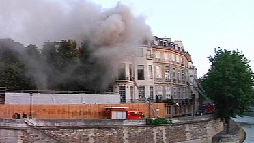 Paris'te 373 Yıllık Tarihi Konakta Yangın Çıktı