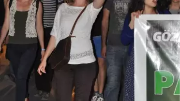 Protestocu Grup Cami Önünden Geçerken, Sloganlara Ara Verdi