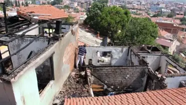 Alaşehir'de Çıkan Yangında Üç Ev Kül Oldu