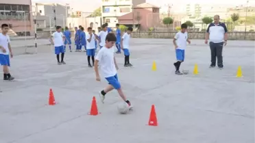 Fatih Ortaokul'u Yaz Futbol Kursu 100 Öğrenciyi Sokaktan Kurtardı