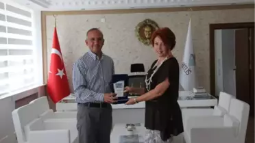 Yasemin Arslan'a Teşekkür Plaketi