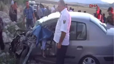 Kamyonet Otomobile Çarptı: 1 Ölü, 5 Yaralı