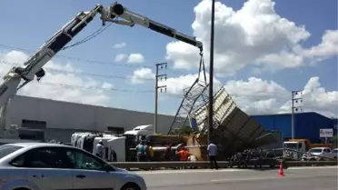 Damperi Açılan Kamyon Devrildi: 1 Yaralı