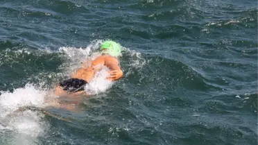 Tek Koluyla Akıntıya Karşı Yüzdü