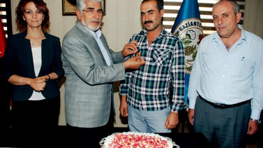 Yılın İlk Fıstığını Yetiştiren Çiftçiye Cumhuriyet Altını