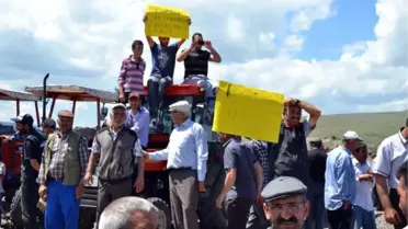 Köylüler Bakan Mehdi Eker'in Yolunu Kesti