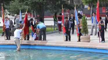 Flama Tutan Kız Öğrenci Havuza Düştü