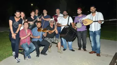 Sahur Orkestrası Vatandaşları Uyandırıyor