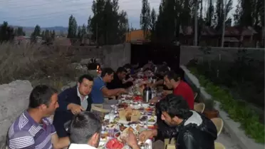 Kur'an Kardeşliği Derneğinden İftar Yemeği Verildi