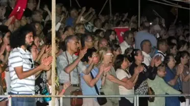 Levent Kırca Foça'da Sahneye Çıktı