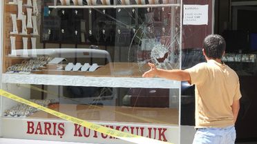 Kuyumcunun Camını Kırıp 100 Gram Altın Çaldılar