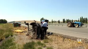 Otomobil, Traktöre Çarptı: 5 Yaralı