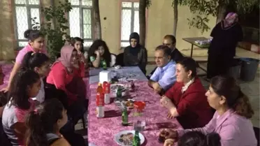 Vali Tapsız, Kız Yetiştirme Yurdu'nda Kalan Öğrenciler ile Bir İftar Yemeğinde Araya Geldi