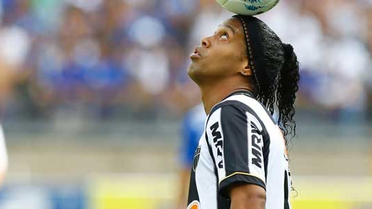 Beşiktaş Transferdeki sessizliğini bozuyor. Ronaldinho'daki ısrarını sürdüren Beşiktaş Ronaldinho Transferini bitirdimi?