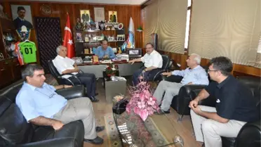 İlahiyat Fakültesi Dekanından Başkan Sözlü'ye Teşekkür Plaketi