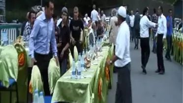 Galatasaraylı Yönetici Abdurrahim Albayrak Rize'de Köprü Üzerinde İftar Yemeği Verdi